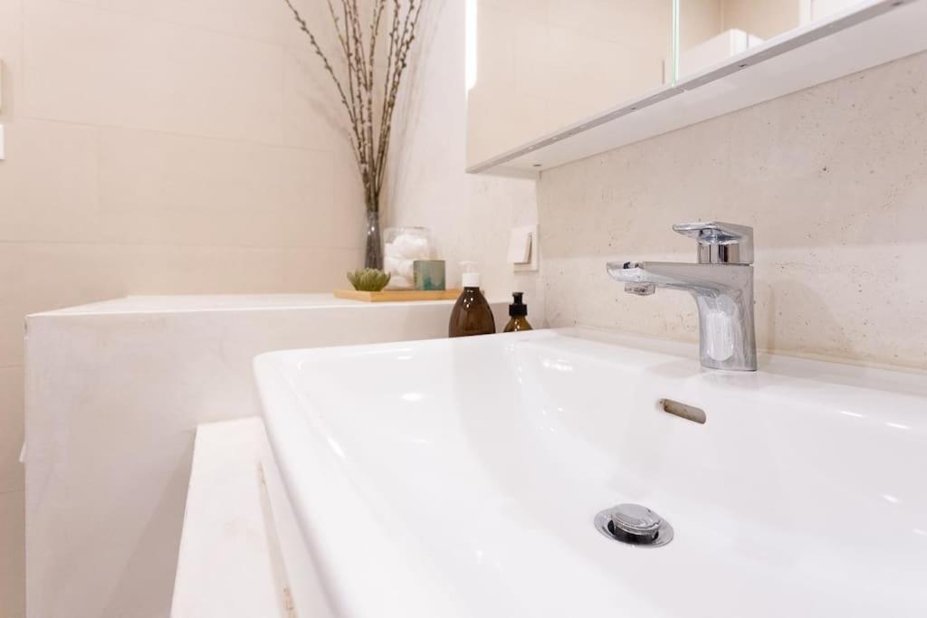 Dream Apartment - Central And Quiet With Ac And Free Parking Garage Wien Eksteriør bilde