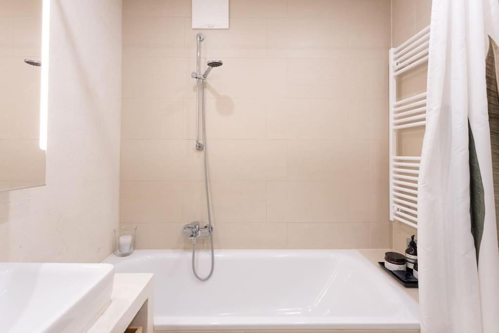 Dream Apartment - Central And Quiet With Ac And Free Parking Garage Wien Eksteriør bilde