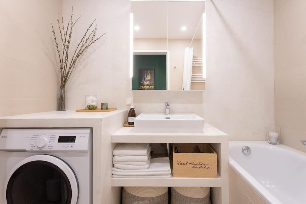 Dream Apartment - Central And Quiet With Ac And Free Parking Garage Wien Eksteriør bilde