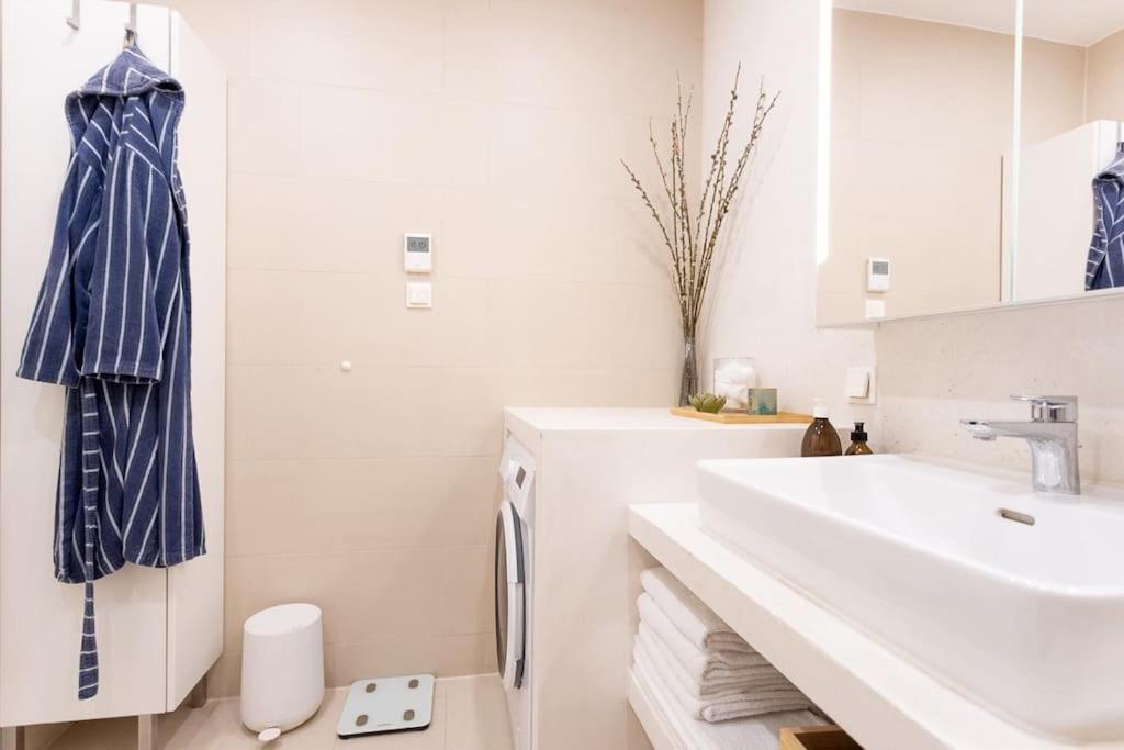 Dream Apartment - Central And Quiet With Ac And Free Parking Garage Wien Eksteriør bilde